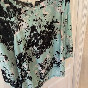 XHILARATION WOMEN'S DRESS SHIRT SIZE MEDIUM - EXCELLENT CONDITION PRETTY SEA